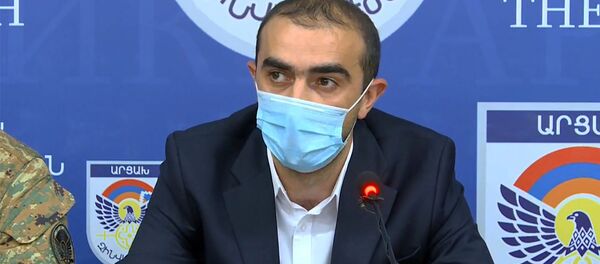 Начальник управления информации и по связям с общественностью МИД Карабаха Артак Нерсисян во время брифинга Единого информационного центра (27 сентября 2020). Степанакерт - Sputnik Արմենիա