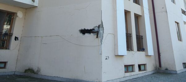 Пробоина в стене после артобстрелов Азербайджана (27 сентября 2020). Карабах Пробоина в стене после артобстрелов Азербайджана (27 сентября 2020). Карабах - Sputnik Արմենիա