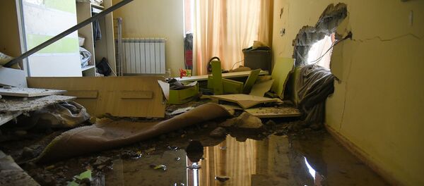 Пробоина в стене после артобстрелов Азербайджана (27 сентября 2020). Карабах - Sputnik Армения