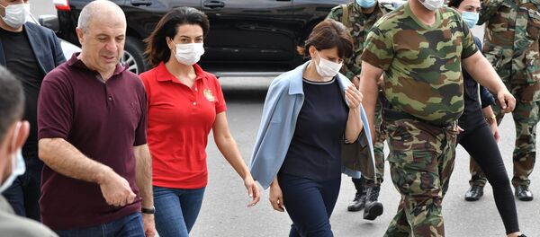 Супруги лидеров Армении и Карабаха Анна Акопян и Кристина Арутюнян навестили раненных в республиканской больнице Карабаха (27 сентября 2020). Степанакерт - Sputnik Армения