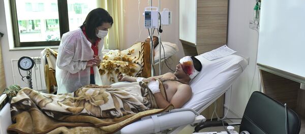 Супруги лидеров Армении и Карабаха Анна Акопян и Кристина Арутюнян навестили раненных в республиканской больнице Карабаха (27 сентября 2020). Степанакерт - Sputnik Արմենիա