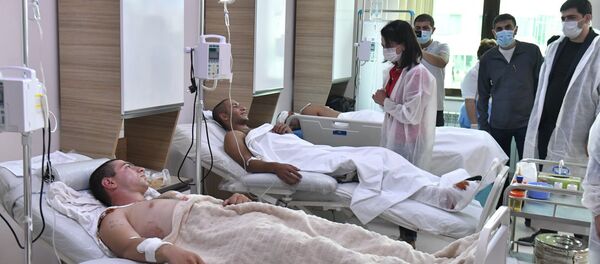 Супруги лидеров Армении и Карабаха Анна Акопян и Кристина Арутюнян навестили раненных в республиканской больнице Карабаха (27 сентября 2020). Степанакерт - Sputnik Армения