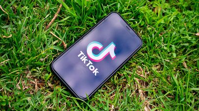 Смартфон с логотипом TikTok
