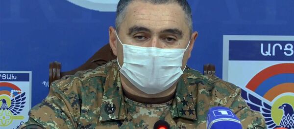 Заместитель командующего Армией Обороны Артур Саркисян во время брифинга Единого информационного центра (27 сентября 2020). Степанакерт - Sputnik Արմենիա
