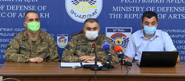 Заместитель командующего Армией Обороны Артур Саркисян во время брифинга Единого информационного центра (27 сентября 2020). Степанакерт Заместитель командующего Армией Обороны Артур Саркисян во время брифинга Единого информационного центра (27 сентября 2020). Степанакерт - Sputnik Армения