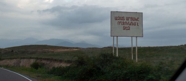 Табличка с надписью Свободный Арцах приветствует вас Табличка с надписью Свободный Арцах приветствует вас - Sputnik Արմենիա