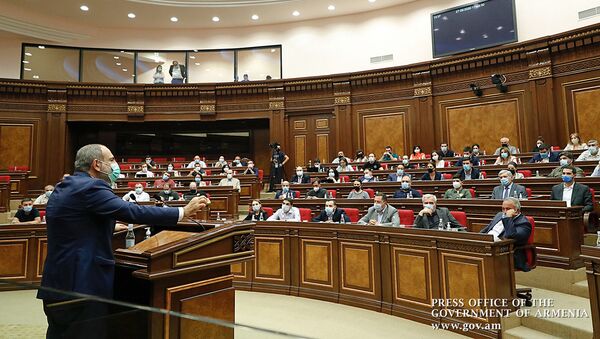 Депутаты слушают речь премьер-министра Никола Пашиняна на специальном заседании парламента Армении (27 сентября 2020). Еревaн - Sputnik Армения