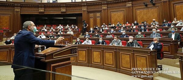 Депутаты слушают речь премьер-министра Никола Пашиняна на специальном заседании парламента Армении (27 сентября 2020). Еревaн Депутаты слушают речь премьер-министра Никола Пашиняна на специальном заседании парламента Армении (27 сентября 2020). Еревaн - Sputnik Армения