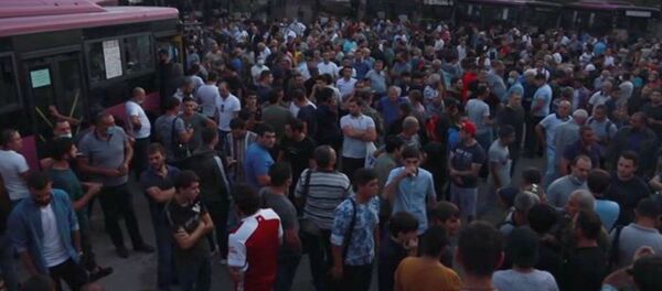 Ամբողջ Հայաստանի տարածքում հերթեր են՝ կապված ռազմական դրության շրջանակում հայտարարված զորակոչին մասնակցողների քանակի հետ - Sputnik Արմենիա