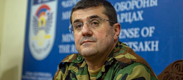 Президент Карабаха Араик Арутюнян перед началом брифинга в Едином информационном центре (27 сентября 2020). Степанакерт - Sputnik Армения