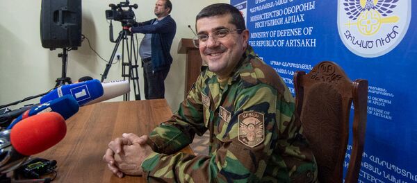 Президент Карабаха Араик Арутюнян перед началом брифинга в Едином информационном центре (27 сентября 2020). Степанакерт Президент Карабаха Араик Арутюнян перед началом брифинга в Едином информационном центре (27 сентября 2020). Степанакерт - Sputnik Армения