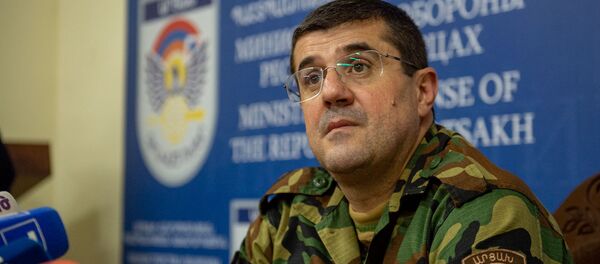 Президент Карабаха Араик Арутюнян перед началом брифинга в Едином информационном центре (27 сентября 2020). Степанакерт - Sputnik Армения