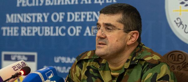 Президент Карабаха Араик Арутюнян во время брифинга в Едином информационном центре (27 сентября 2020). Степанакерт Президент Карабаха Араик Арутюнян во время брифинга в Едином информационном центре (27 сентября 2020). Степанакерт - Sputnik Армения