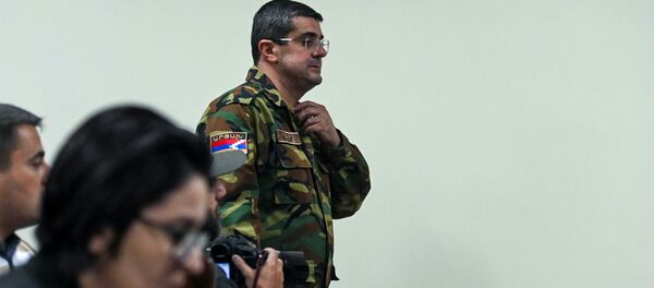 Президент Карабаха Араик Арутюнян перед началом брифинга в Едином информационном центре (27 сентября 2020). Степанакерт Президент Карабаха Араик Арутюнян перед началом брифинга в Едином информационном центре (27 сентября 2020). Степанакерт - Sputnik Армения