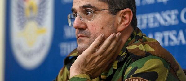 Президент Карабаха Араик Арутюнян перед началом брифинга в Едином информационном центре (27 сентября 2020). Степанакерт Президент Карабаха Араик Арутюнян перед началом брифинга в Едином информационном центре (27 сентября 2020). Степанакерт - Sputnik Армения