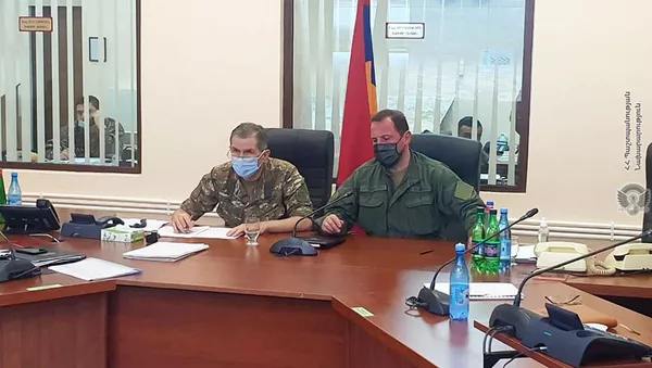 Министр обороны Давид Тоноян и начальник Генштаба ВС Оник Гаспарян во время оперативного совещания с руководством МО и Генеральным штабом Вооруженных сил (28 сентября 2020). Еревaн  - Sputnik Армения