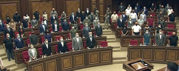Депутаты парламента Армении почтили минутой молчания память павших военнослужащих перед началом специального заседания парламента (28 сентября 2020). Еревaн - Sputnik Արմենիա