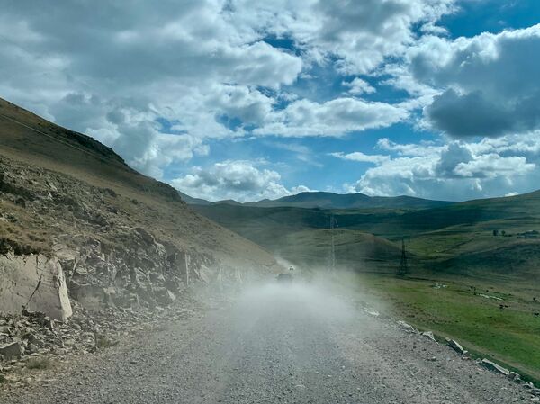 Дорога Сотк-Карвачар открыта только для военной техники: что происходит в армянских селах  - Sputnik Армения