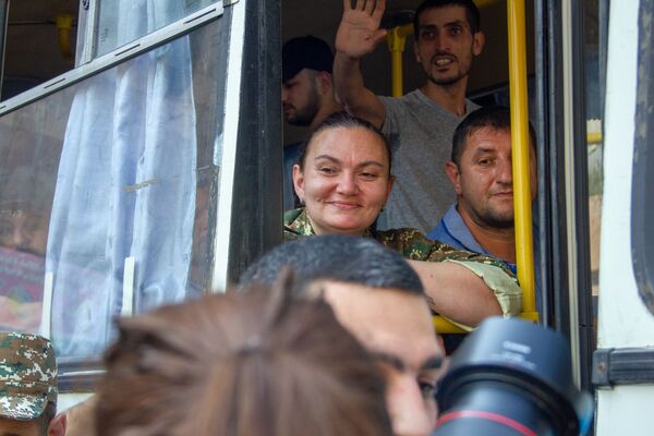 Мам джан, ждем тебя, возвращайся!: в Ереване массово провожают добровольцев в Карабах - Sputnik Армения