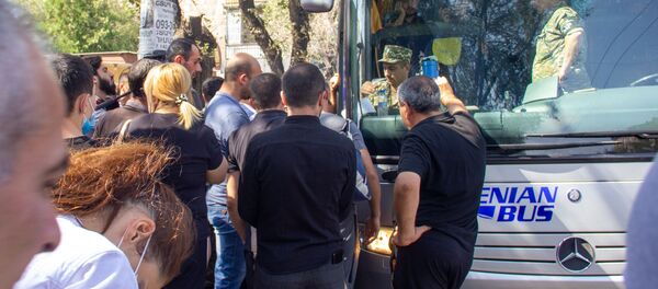 Запись добровольцев для отправки на фронт в военкомате (28 сентября 2020). Еревaн - Sputnik Армения