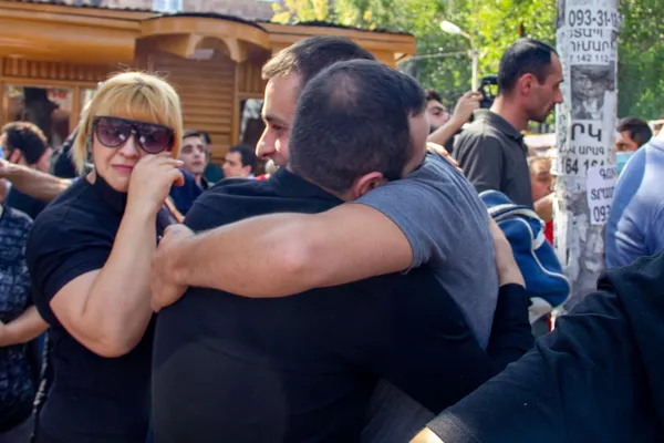 Мам джан, ждем тебя, возвращайся!: в Ереване массово провожают добровольцев в Карабах Мам джан, ждем тебя, возвращайся!: в Ереване массово провожают добровольцев в Карабах - Sputnik Армения