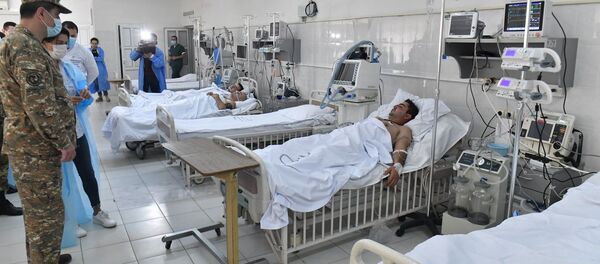 Жена премьер-министра Армении Анна Акопян посетила раненных в военном госпитале (28 сентября 2020). Степанакерт - Sputnik Армения