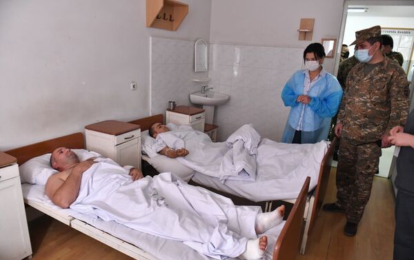 Жена премьер-министра Армении Анна Акопян посетила раненных в военном госпитале (28 сентября 2020). Степанакерт - Sputnik Армения