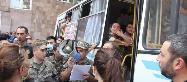 «Աստված ջան, երանի տանեն». Երևանում դեպի Արցախ մեկնող կամավորների մեծ հոսք է «Աստված ջան, երանի տանեն». Երևանում դեպի Արցախ մեկնող կամավորների մեծ հոսք է - Sputnik Արմենիա