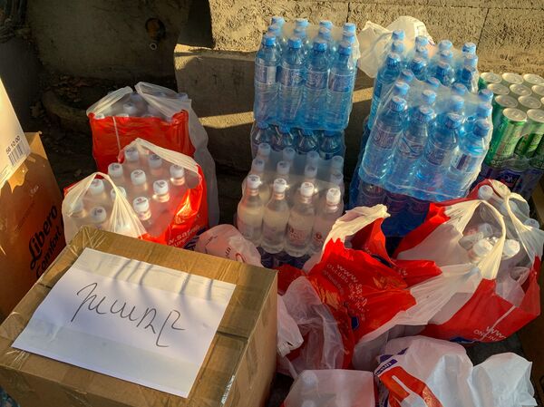 Ереванцы готовят к отправке в Карабах партию гуманитарной помощи для военных - Sputnik Армения