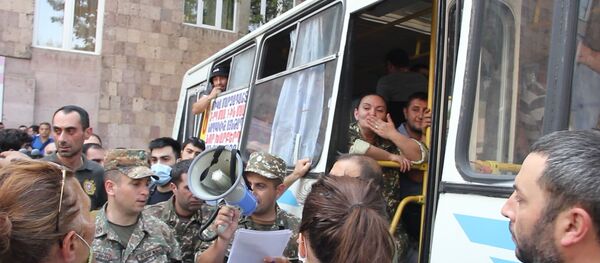 Хоть бы взяли на фронт! Большая группа добровольцев отправляется из Еревана в Карабах - Sputnik Армения