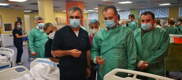После возвращения из Карабаха министр здравоохранения Арсен Торосян посетил раненых солдат (28 сентября 2020). Еревaн - Sputnik Армения