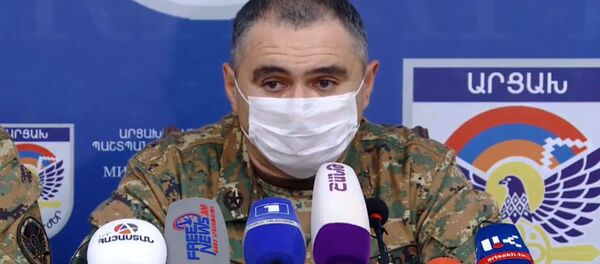 Заместитель командующего Армией Обороны Артур Саркисян во время брифинга Единого информационного центра (28 сентября 2020). Степанакерт - Sputnik Արմենիա