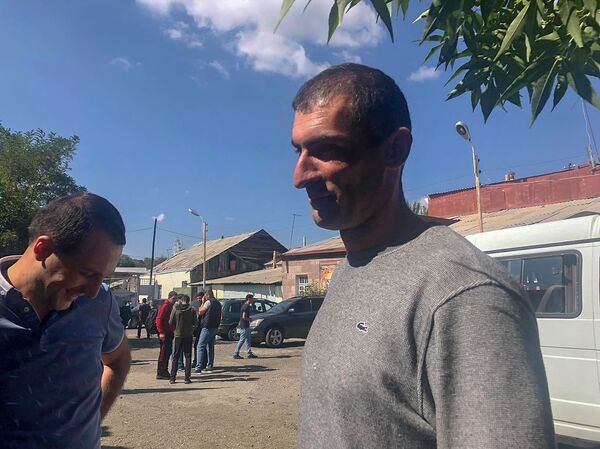 Աստված վերևում է, մենք՝ ներքևում. կամավորական խմբերը շարունակում են Շիրակից մեկնել Արցախ Աստված վերևում է, մենք՝ ներքևում. կամավորական խմբերը շարունակում են Շիրակից մեկնել Արցախ - Sputnik Արմենիա