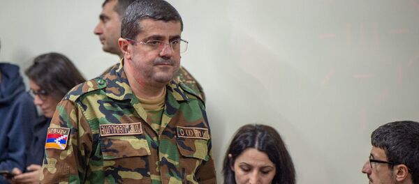 Президент Карабаха Араик Арутюнян перед началом брифинга в Едином информационном центре (28 сентября 2020). Степанакерт - Sputnik Армения