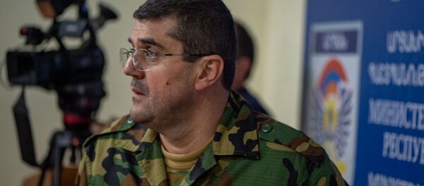 Президент Карабаха Араик Арутюнян перед началом брифинга в Едином информационном центре (28 сентября 2020). Степанакерт - Sputnik Армения