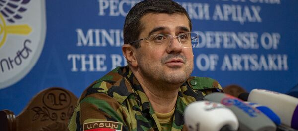 Президент Карабаха Араик Арутюнян во время брифинга в Едином информационном центре (28 сентября 2020). Степанакерт - Sputnik Արմենիա