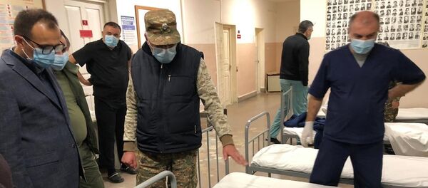 Министр здравоохранения Арсен Торосян в больнице в Варденисе (29 сентября 2020). - Sputnik Արմենիա