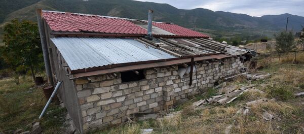 Поврежденный от обстрелов дом в Гадруте Поврежденный от обстрелов дом в Гадруте - Sputnik Армения