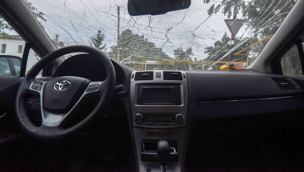 Поврежденный от обстрелов автомобиль в Гадруте - Sputnik Արմենիա
