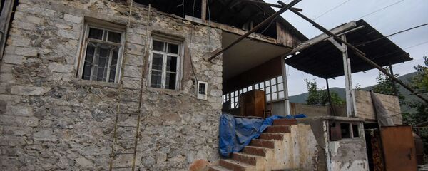 Поврежденный от обстрелов дом Эдика Степаняна в Гадруте - Sputnik Армения