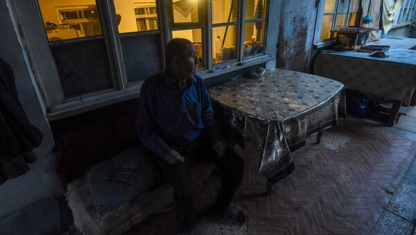 Житель одного из обстреленных домов Гадрута Эдик Степанян - Sputnik Արմենիա