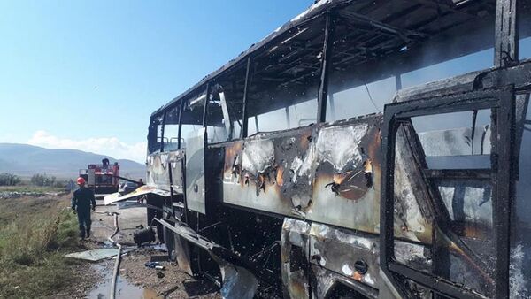 Попавший под обстрел гражданский автобус в Варденисе - Sputnik Армения