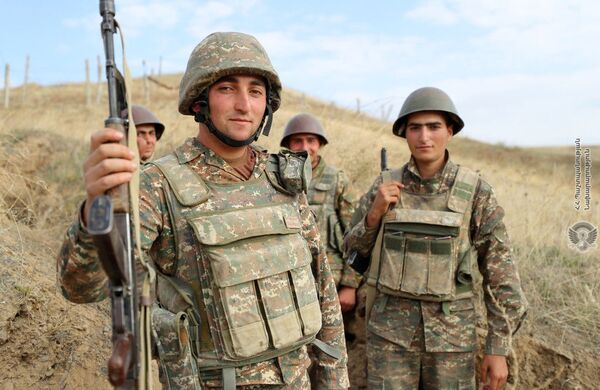Армянские военнослужащие на передовой - Sputnik Армения