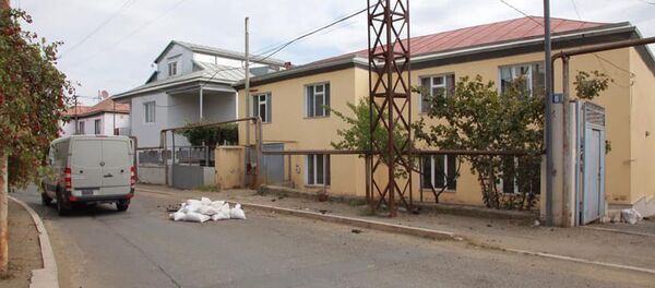 В первые минуты военной агрессии Азербайджан из РСЗО Град калибра 122 мм подверг обстрелу жилой квартала Степанакерта - Sputnik Армения