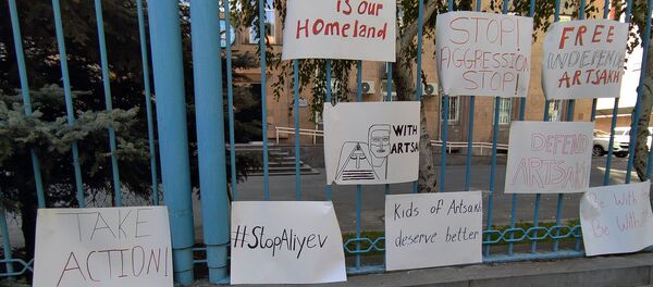 Акция протеста союза молодежи АРФ Дашнакцутюн возле офиса ООН в связи с эскалацией в Карабахе (29 сентября 2020). Еревaн - Sputnik Արմենիա