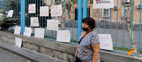 Акция протеста союза молодежи АРФ Дашнакцутюн возле офиса ООН в Ереване Акция протеста союза молодежи АРФ Дашнакцутюн возле офиса ООН в Ереване - Sputnik Армения