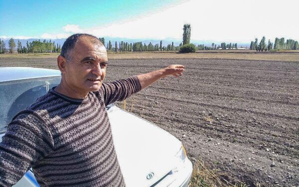 Житель села Норакерт Гехаркуникской области Масис у поля, на которое упал БПЛА - Sputnik Армения