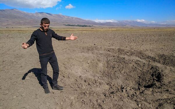 Житель села Норакерт Гехаркуникской области Лерник у поля, на которое упал БПЛА - Sputnik Армения