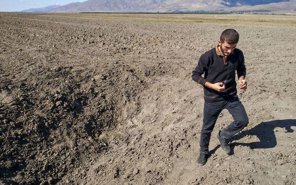 Житель села Норакерт Гехаркуникской области Лерник у поля, на которое упал БПЛА - Sputnik Армения
