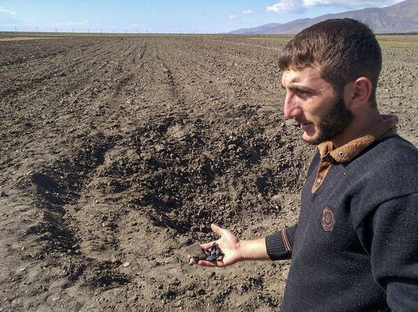 Покажем им, где раки зимуют: в селах Вардениса к войне готовы и помнят о самом главном Покажем им, где раки зимуют: в селах Вардениса к войне готовы и помнят о самом главном - Sputnik Армения